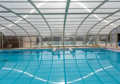 Piscine de l'établissement Camping Domaine de la Brèche ou située à proximité