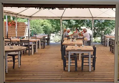 Restaurant ou autre lieu de restauration dans l'établissement Camping Domaine de la Brèche