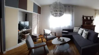 Télévision ou salle de divertissement dans l'établissement La Maison de Valérie