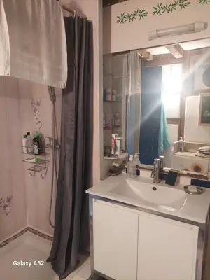 Salle de bains dans l'établissement Maison rustique à la campagne