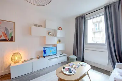 Télévision ou salle de divertissement dans l'établissement Le 36 Quai -Tours Gare au pied de l'immeuble - Hyper Centre