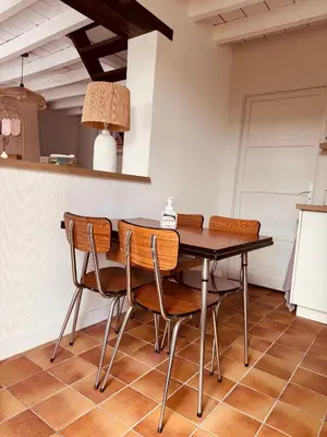Cuisine ou kitchenette dans l'établissement Maison lumineuse 2 chambres proche circuit