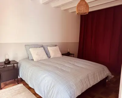 Un ou plusieurs lits dans un hébergement de l'établissement Maison lumineuse 2 chambres proche circuit