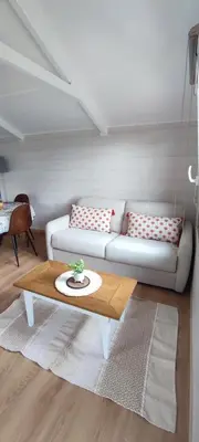 Coin salon dans l'établissement Charmant Chalet -La Lande - 4 pers-24h du Mans