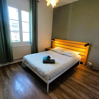 Un ou plusieurs lits dans un hébergement de l'établissement L'Oasis-T2 spacieux-Wifi-TV-Proche Gare