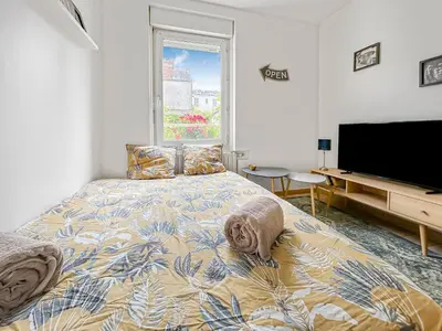 Télévision ou salle de divertissement dans l'établissement Studio douillet, proche tram & bus