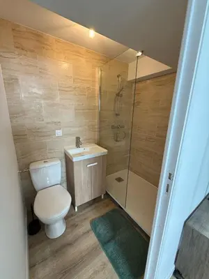 Salle de bains dans l'établissement Appartement type 2 à corné