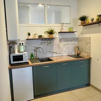 Cuisine ou kitchenette dans l'établissement Vaste studio au cœur de Solesmes