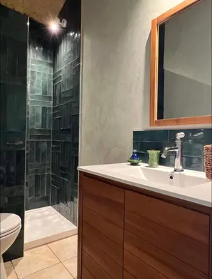 Salle de bains dans l'établissement La petite Troglo