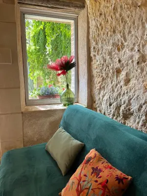 Coin salon dans l'établissement La petite Troglo