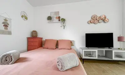 Télévision ou salle de divertissement dans l'établissement Cosy et calme, lit double, proche transports