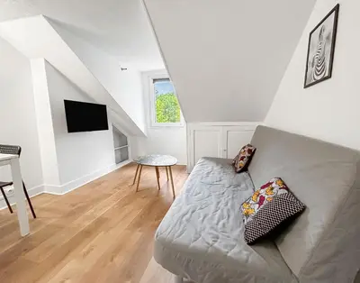 Télévision ou salle de divertissement dans l'établissement Douillet studio avec Wi-Fi, proche Transports