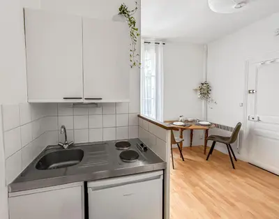 Cuisine ou kitchenette dans l'établissement Studio lumineux avec jardin commun à Tours