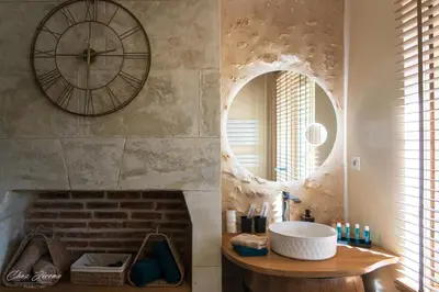 Salle de bains dans l'établissement Wine Not