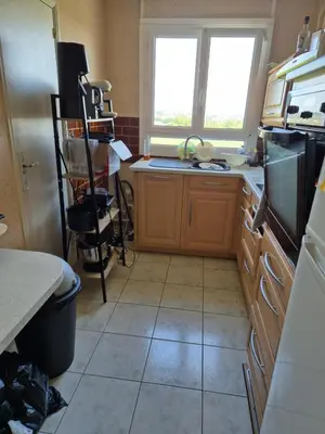 Cuisine ou kitchenette dans l'établissement Chambre pour les 24h du Mans et autres