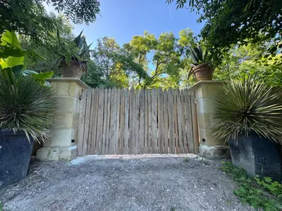 Jardin de l'établissement Bol de nature au Séquoia Lodge