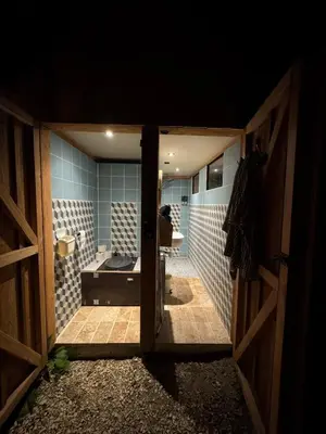 Salle de bains dans l'établissement Bol de nature au Séquoia Lodge