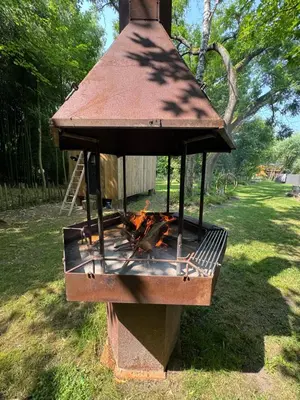 Barbecue disponible mis à disposition des clients de le chalet