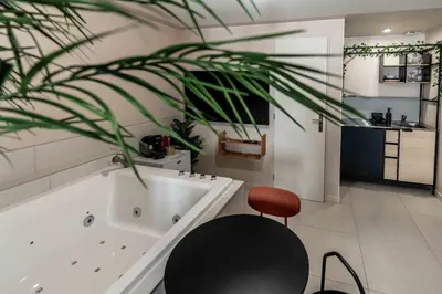 Cuisine ou kitchenette dans l'établissement Rêve Tropical Balnéo - Votre Pause Enchantée