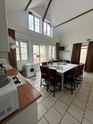 Cuisine ou kitchenette dans l'établissement Maison de ville idéale pour groupes et familles