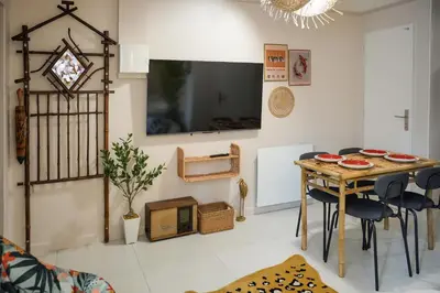 Télévision ou salle de divertissement dans l'établissement Spa sous le Mokuren - Escapade Zen à Blois