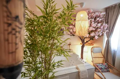 Coin salon dans l'établissement Spa sous le Mokuren - Escapade Zen à Blois