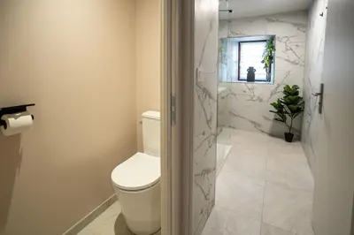 Salle de bains dans l'établissement L'Esprit d'Herbin - Un Séjour Abstrait en liaison à Blois