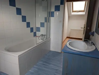 Salle de bains dans l'établissement Les Hiboux