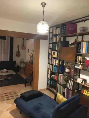 Bibliothèque dans la maison de vacances