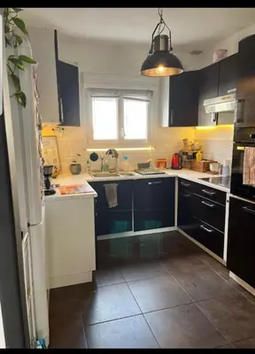 Cuisine ou kitchenette dans l'établissement Chambre proche circuit 4 personnes