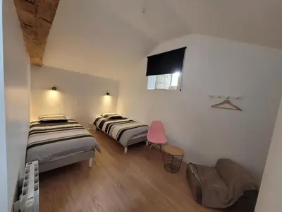 Un ou plusieurs lits dans un hébergement de l'établissement Domaine Les Chauveaux, 3 gites, 26 personnes, 1 salle