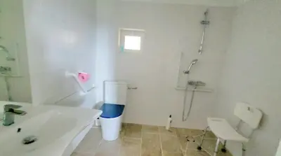Salle de bains dans l'établissement Domaine Les Chauveaux, 3 gites, 26 personnes, 1 salle