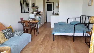 Coin salon dans l'établissement Sudio tout équipé avec balcon