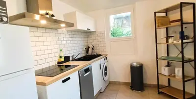 Cuisine ou kitchenette dans l'établissement La Cachette - Maisonnette - Wifi - TV