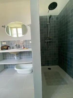 Salle de bains dans l'établissement La maison de Théophile