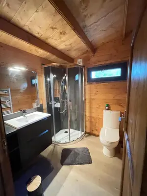 Salle de bains dans l'établissement Chalet dans les bois