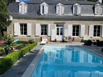 Piscine de l'établissement Chambres d'hôtes de la Rivière Le Mans Circuit 24H ou située à proximité