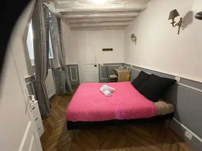 Un ou plusieurs lits dans un hébergement de l'établissement Chambres d'hôtes de la Rivière Le Mans Circuit 24H