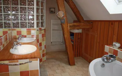 Salle de bains dans l'établissement Chambres d'hôtes chez l'habitant, circuit 24h, Pôle Européen du Cheval, etc