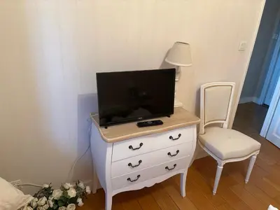 Télévision ou salle de divertissement dans l'établissement La mancelle
