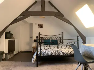 Un ou plusieurs lits dans un hébergement de l'établissement Chambre chaleureuse avec accès indépendant et sanitaires indépendants