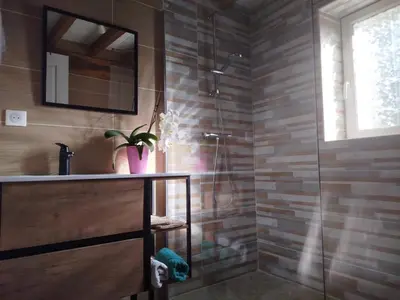 Salle de bains dans l'établissement Le Cris Lo