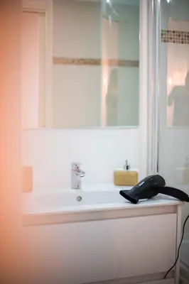 Salle de bains dans l'établissement L'Atelier Dollonnais