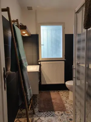 Salle de bains dans l'établissement Les Gaudouines