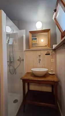 Salle de bains dans l'établissement Le refuge des anges