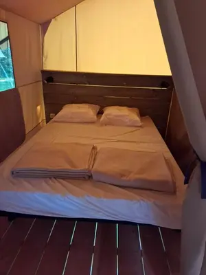 Un ou plusieurs lits dans un hébergement de l'établissement Camping Au Bord de Loire