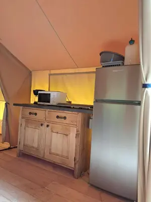 Cuisine ou kitchenette dans l'établissement Camping Au Bord de Loire
