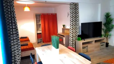 Télévision ou salle de divertissement dans l'établissement Elegant T3 renove, wifi, 6 personnes max