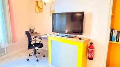 Télévision ou salle de divertissement dans l'établissement Superlogis - Studio Le Pastel - hyper-center of Blois
