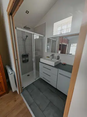 Salle de bains dans l'établissement Suite avec parking 24h du mans